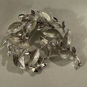 Elegant Vintage Lisner Silver Leaf Brooch
